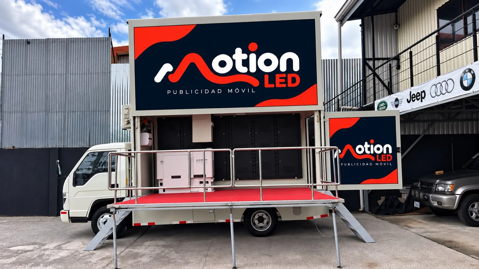 Camión Motion LED con escenario desplegado y pantallas digitales en evento